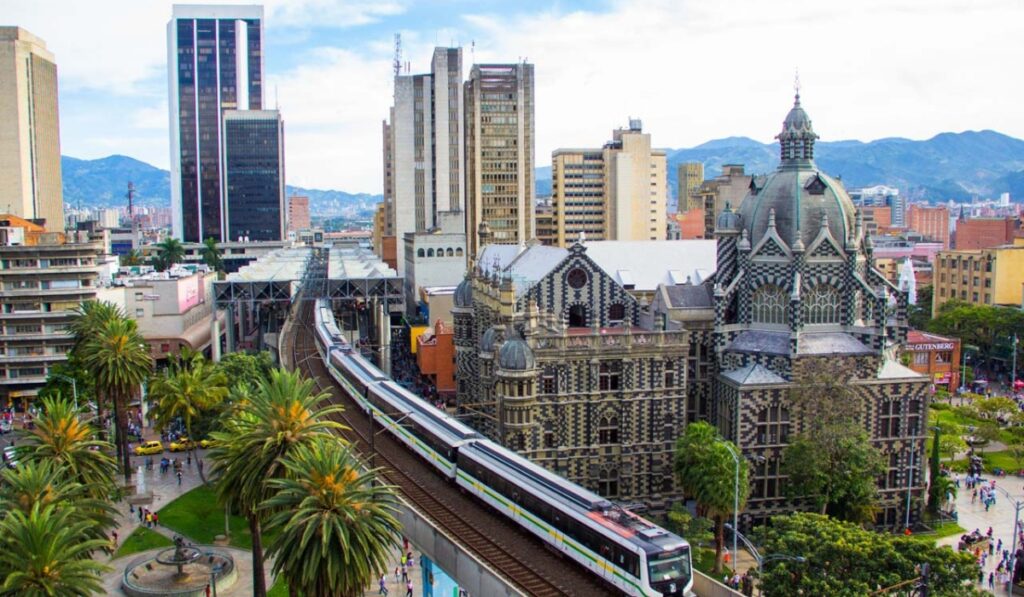 Palacio de la Cultura y el Metro de Medellín durante el día con vista al skyline de la ciudad.