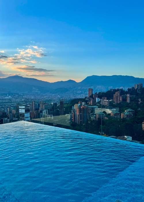 Vista desde la piscina infinita de la azotea del Binn Hotel en Medellín.