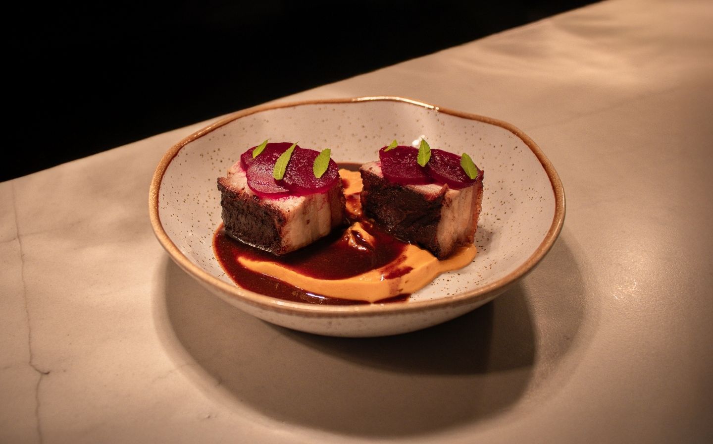 una mesa sobre ella un plato culinario de al cocina