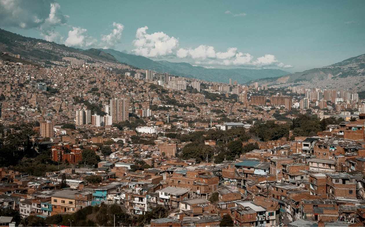 Medellin con numerosos edificios y montañas majestuosas al fondo, un lujo en el turismo