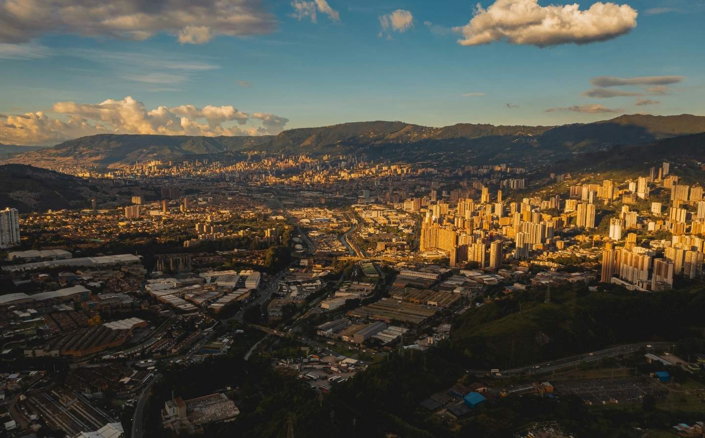 una vista panoramica de la ciudad de medellin