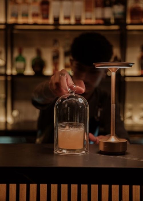 Un hombre está presentando un cóctel