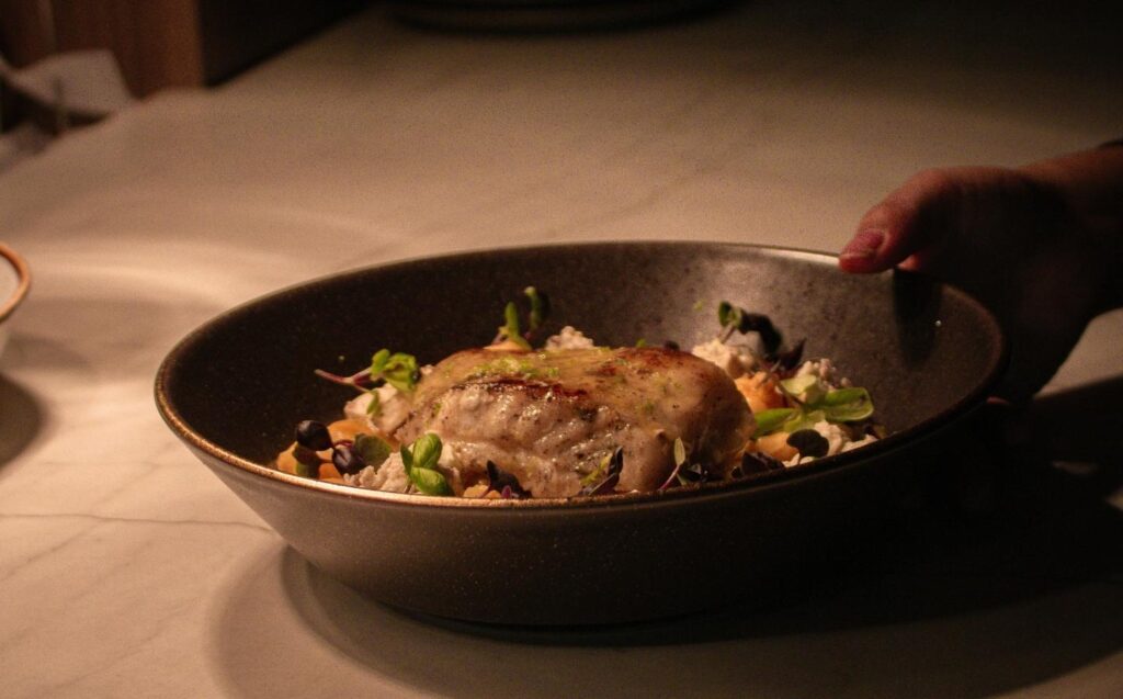 Un bol con comida variada colocado sobre una mesa.
