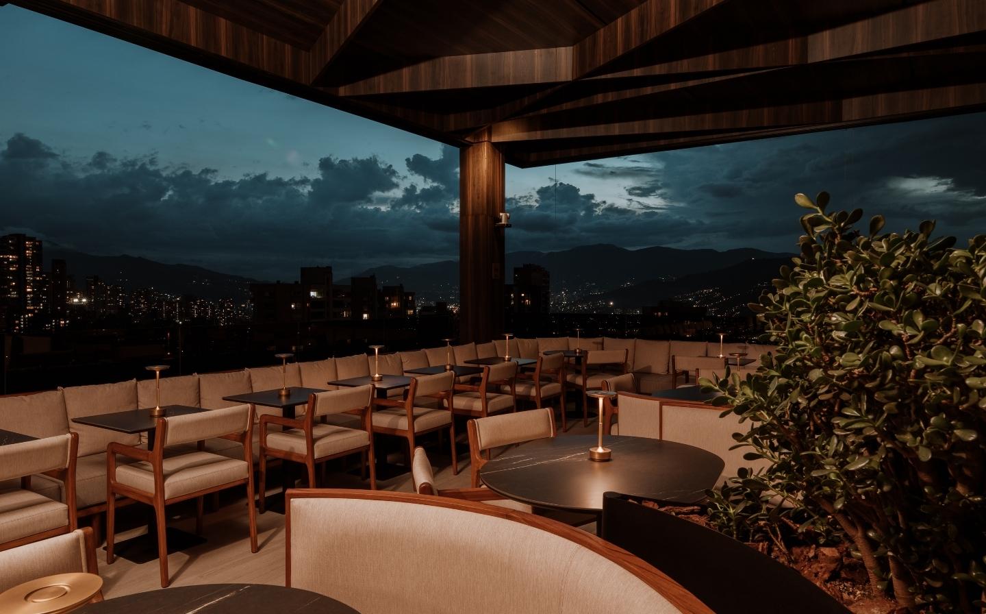 Terraza del Binn hotel iluminada por la noche, con luces suaves que crean un ambiente acogedor y elegante que invita a una escapada romantica