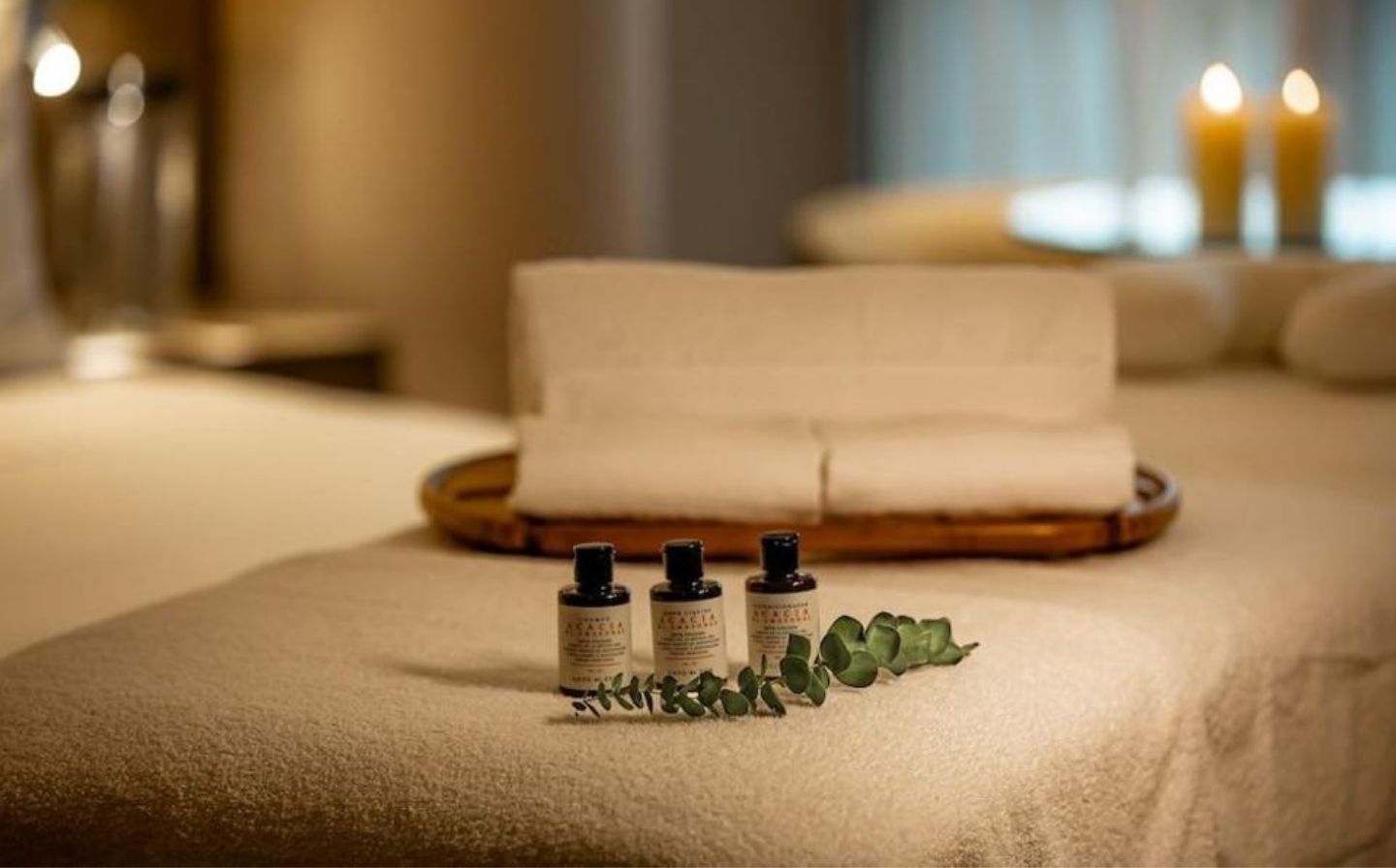 Cama con toallas y velas, ideal para un momento de descanso y tranquilidad que ofre el spa de lujo