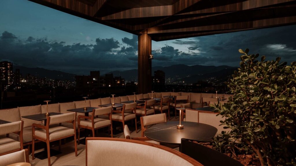 Terraza del hotel BINN iluminada por la noche, ideal para una cena romántica bajo las estrellas en un ambiente encantador