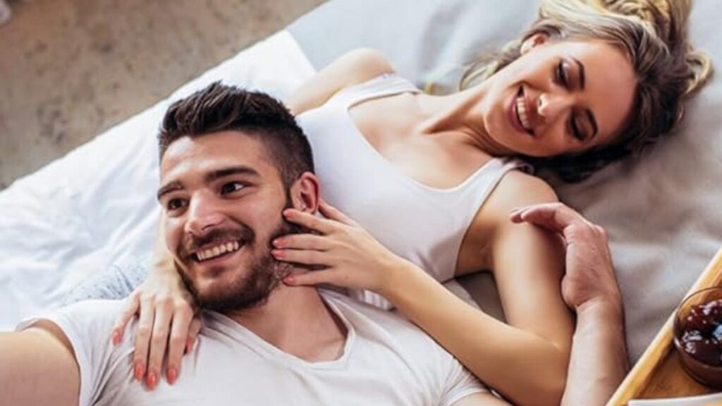 Hombre y mujer descansando juntos en la cama en la boutique Luna de miel en Medellín