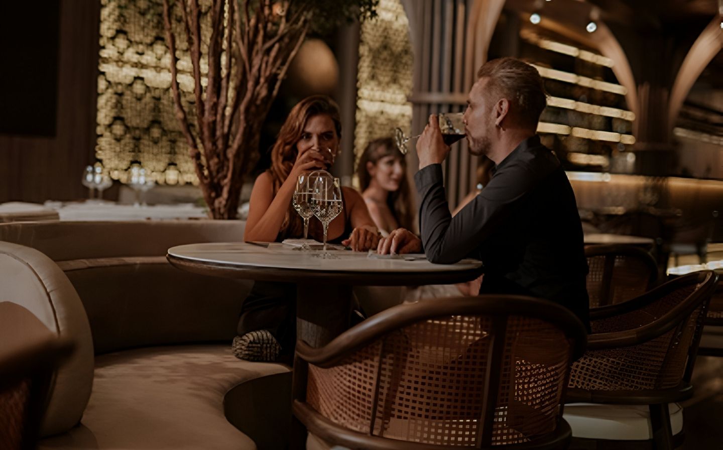 Una pareja disfrutando de bebidas artesanales en una mesa de La Makha, un acogedor restaurante