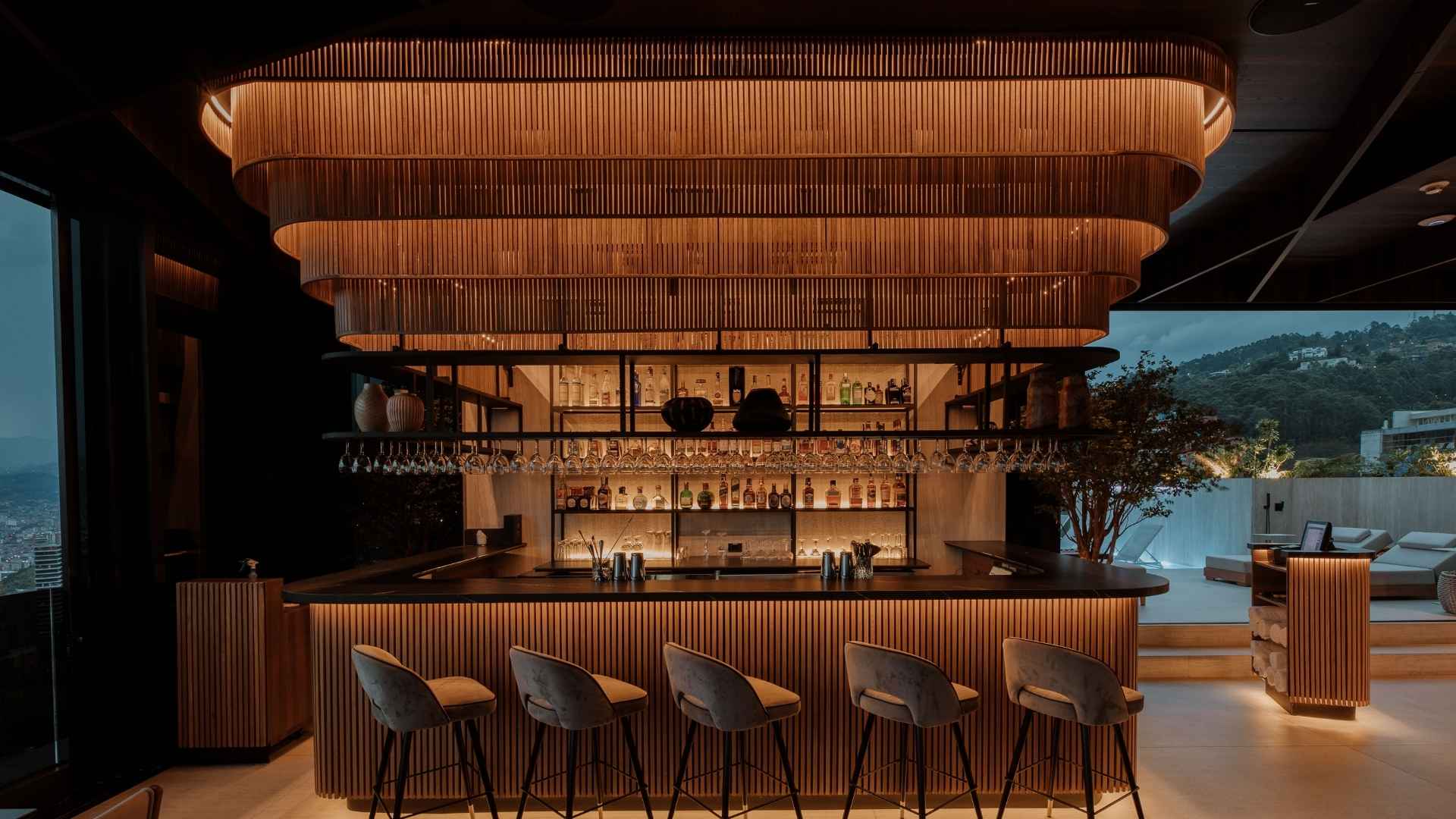 Un bar acogedor con estanterías de madera y sillas, ideal para disfrutar de testimonios VIP sobre Etro