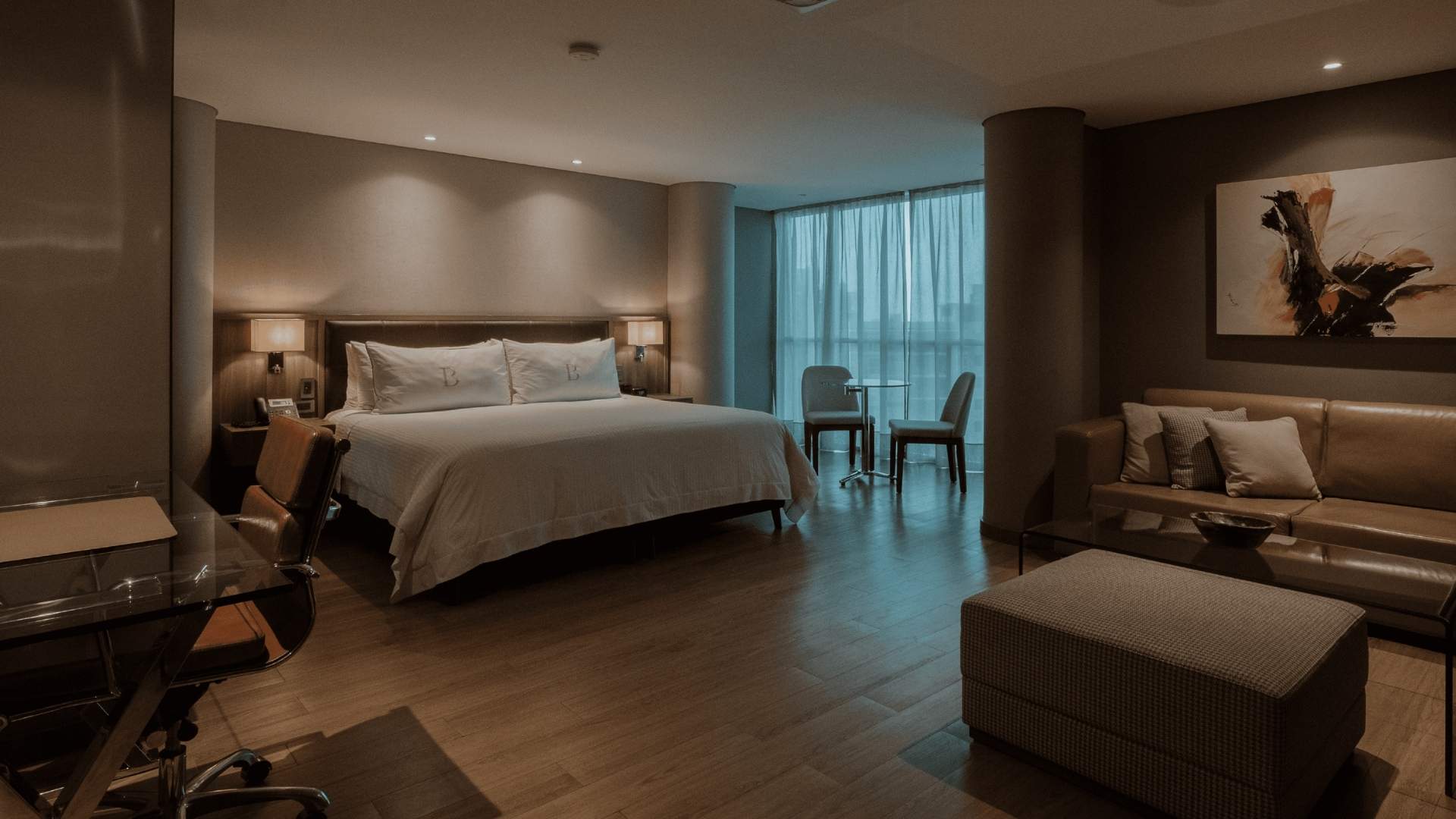 cama, sofá y televisor, ideal para una estancia cómoda en el BINN Hotel boutique