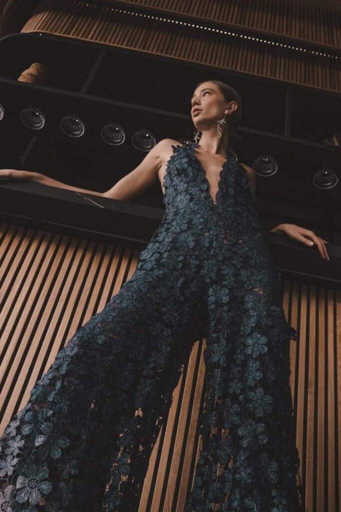 Modelo luciendo un mono azul con estampado floral, ideal para la visita a Etro