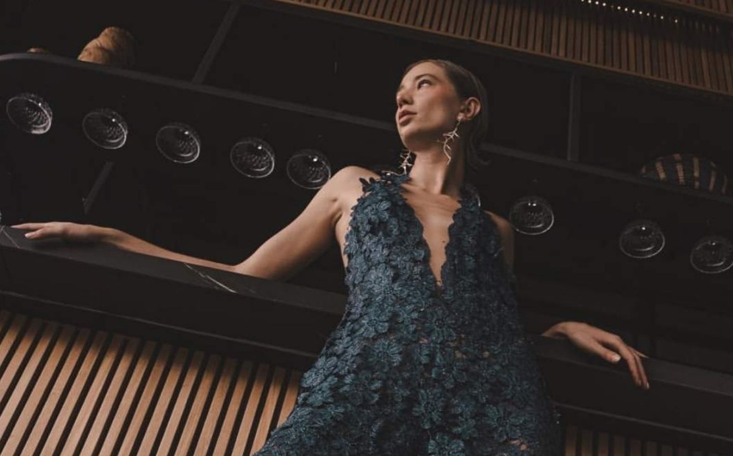 Mujer posando para una foto con un vestido azul, destacando el estilo elegante para la visita a Etro