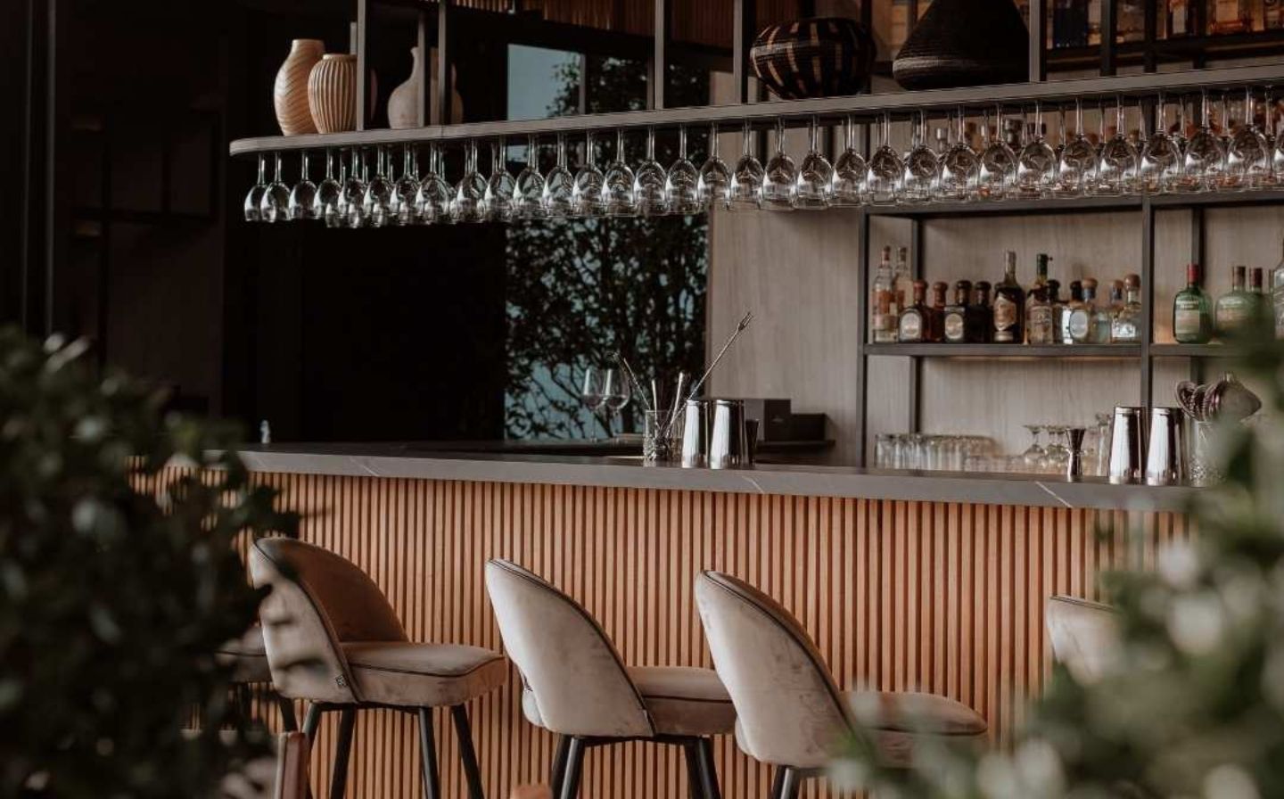 Bar de madera con sillas, ideal para eventos corporativos en las alturas