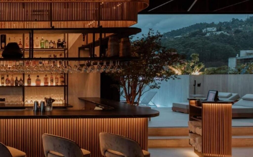 Bar con vista a las montañas, destacando la arquitectura moderna en Etro