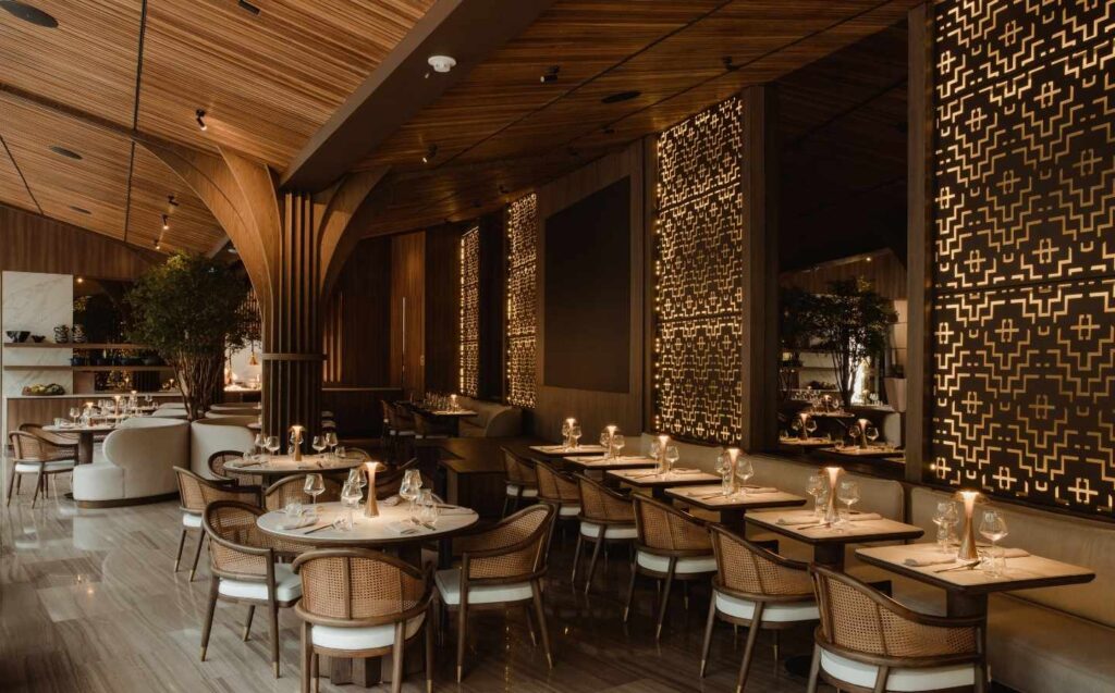 Restaurante de lujo BINN en El Poblado, con elegante decoración y ambiente acogedor