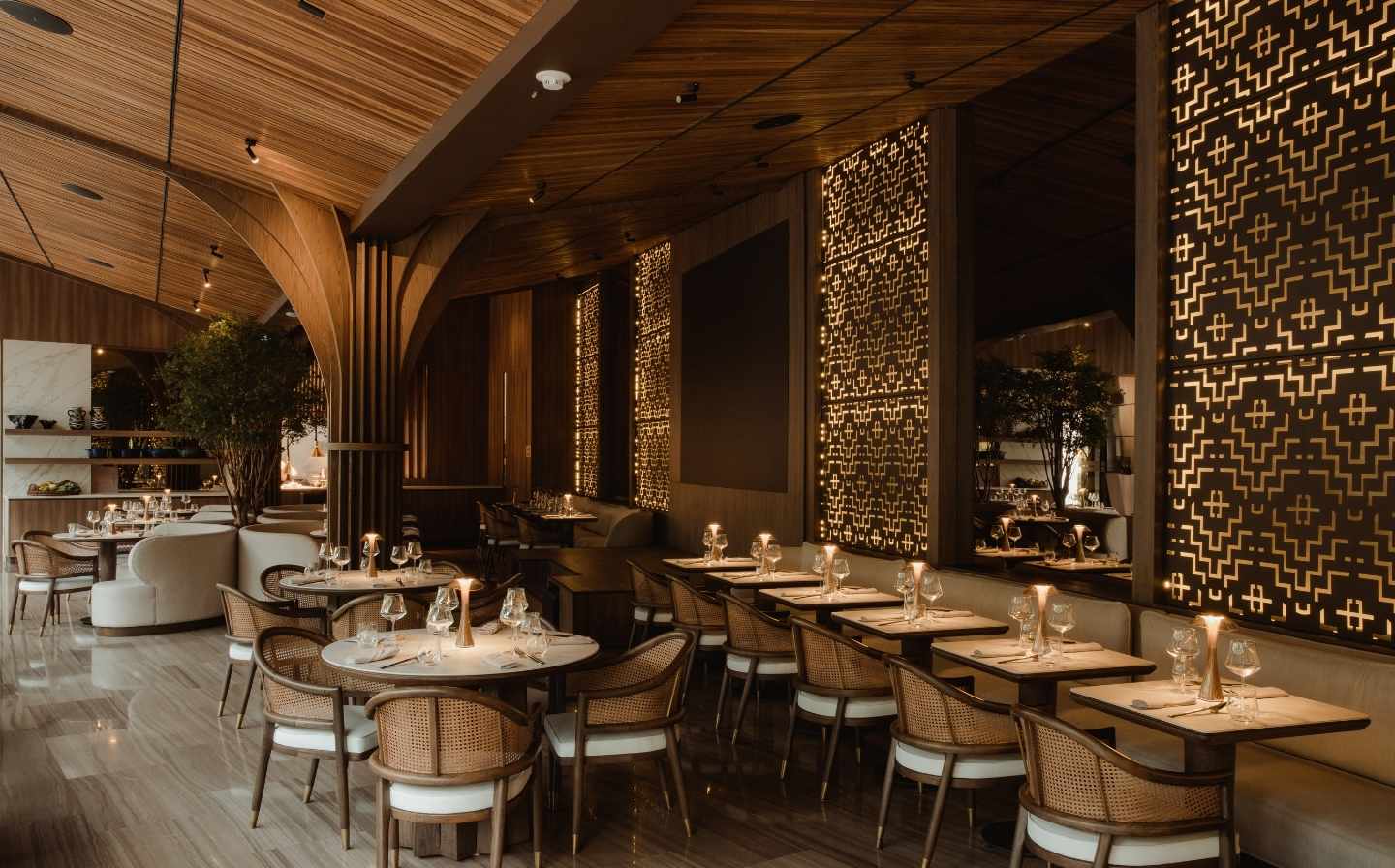 Restaurante de lujo BINN en El Poblado, con elegante decoración y ambiente acogedor