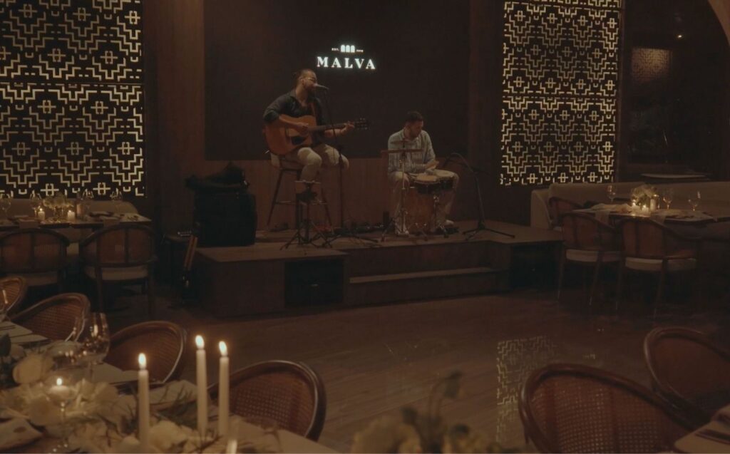Recepción de boda con una banda tocando y velas encendidas, creando un ambiente mágico de música y celebración