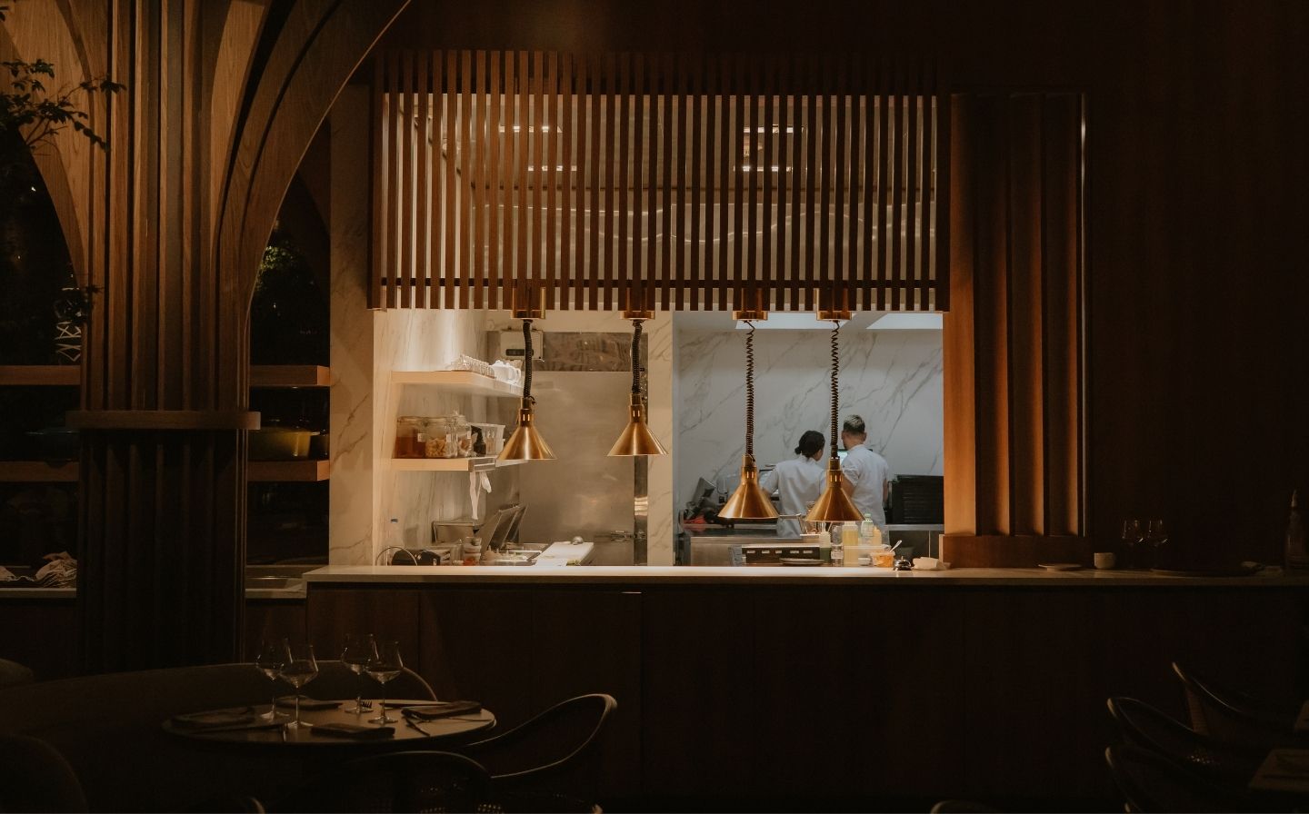 Restaurante La Makha con paredes de madera y una ventana, ofreciendo un ambiente acogedor y fusion culinaria.