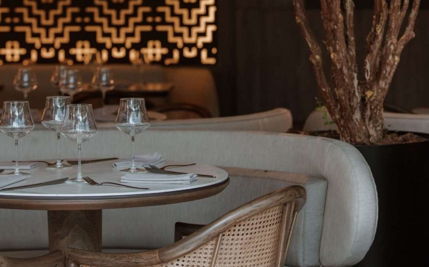 Restaurante acogedor con una mesa y sillas, reflejando la narrativa visual de la makha.
