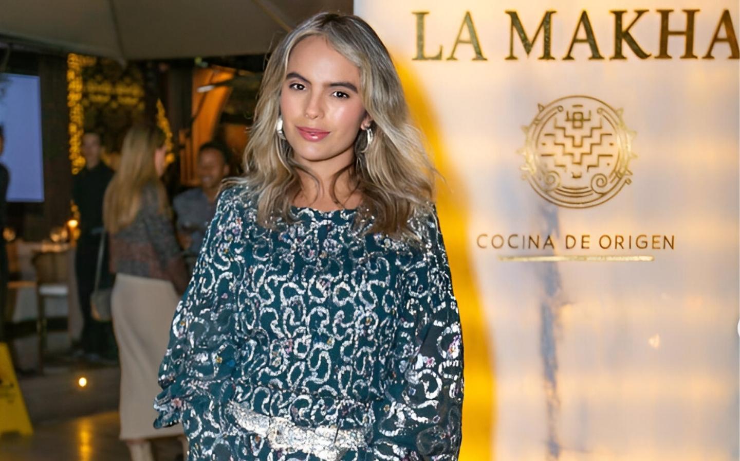 una mujer en La Makha, el un restaurante en corazón de la ciudad, ofrece una experiencia culinaria única y acogedora