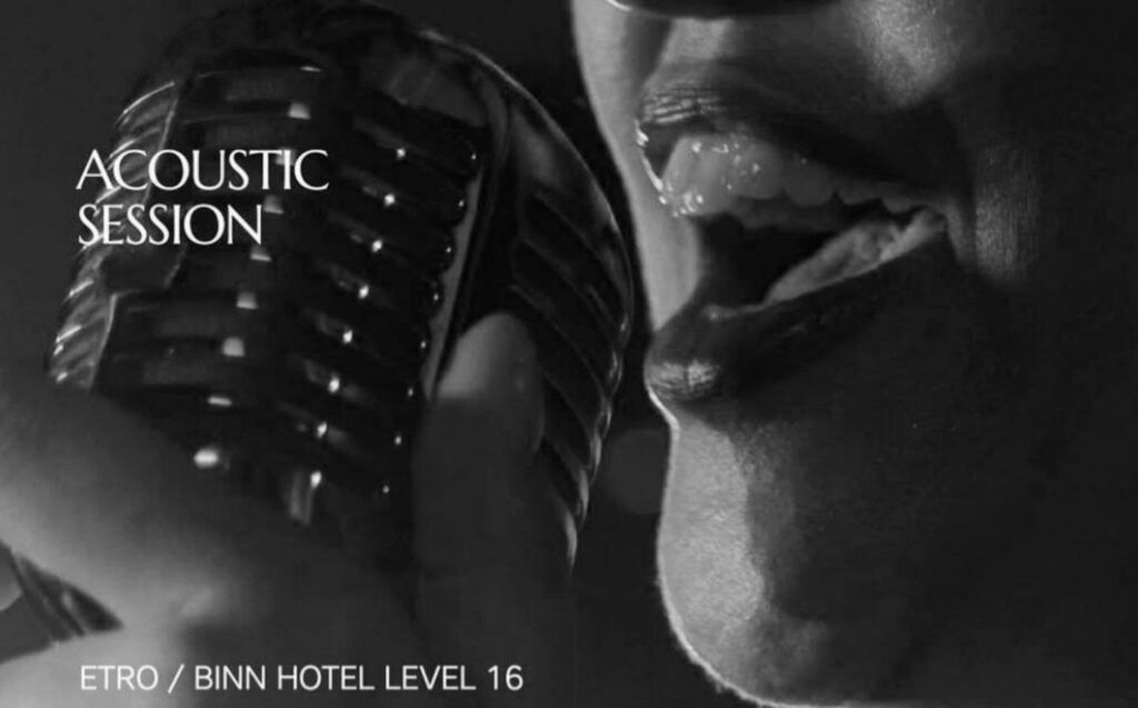 Mujer cantando en un micrófono con el texto "acoustic session" y el título "Playlist Etro: banda sonora para la azotea".