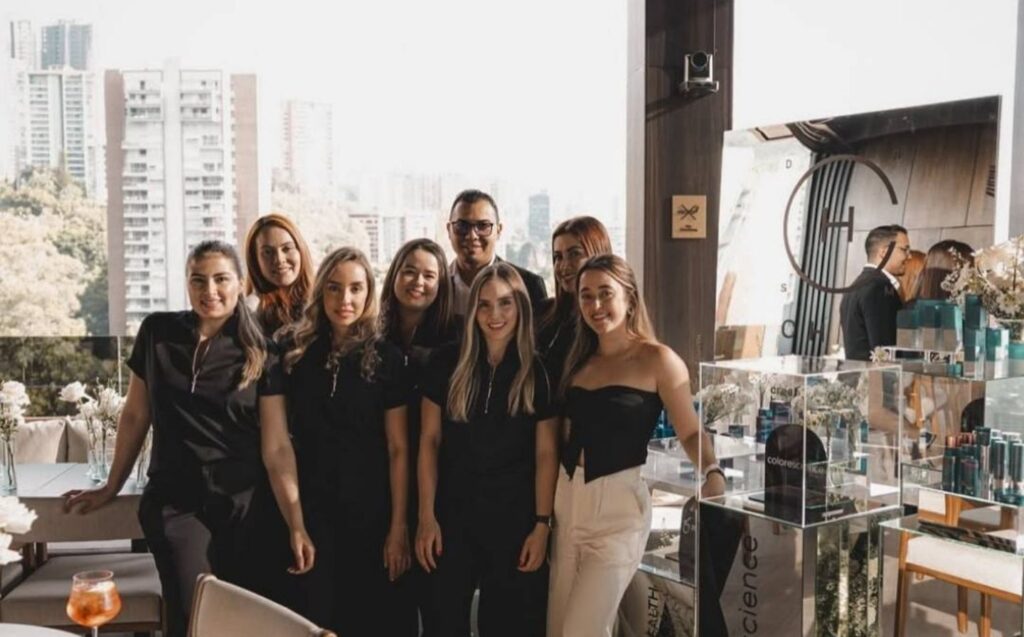 Grupo de personas sonriendo para la foto frente al edificio de Etro Rooftop, celebrando en la Reserva VIP