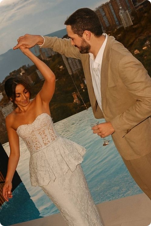 Hombre y mujer bailando felices en una boda destino en Medellín