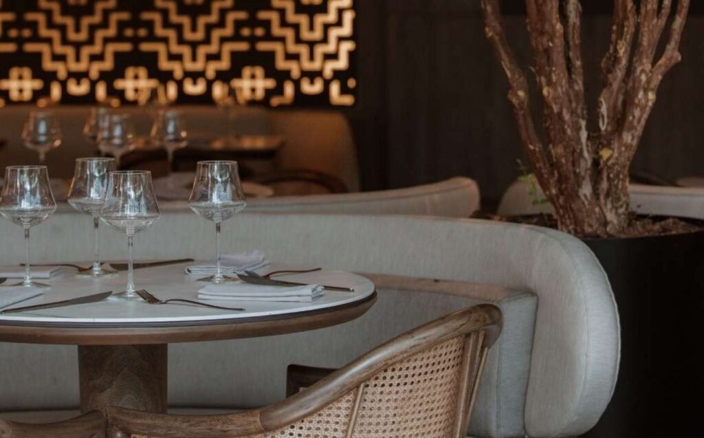 Restaurante con mesa y sillas.