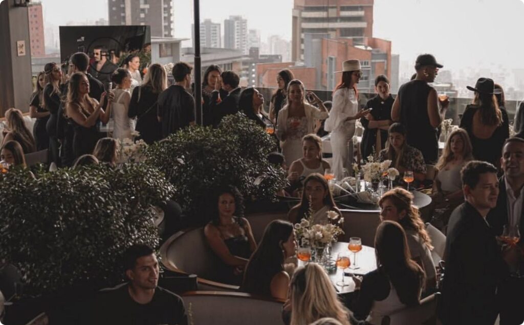 Un gran grupo de personas disfrutando de una comida en un bar