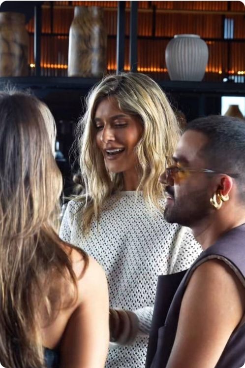 Una mujer dialogando con un hombres y otra mujer.