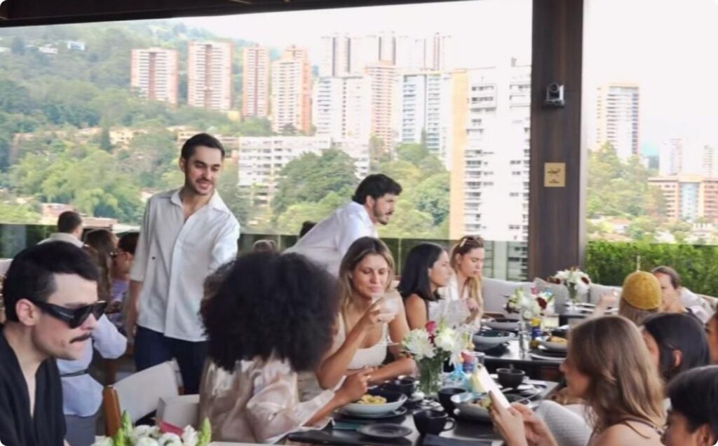 Un grupo de personas sentadas en mesas dentro de un restaurante.