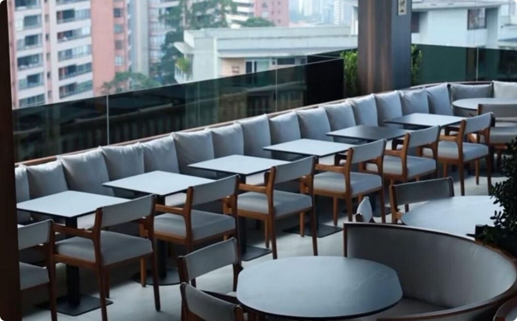 Restaurante con mesas y sillas en el balcón.