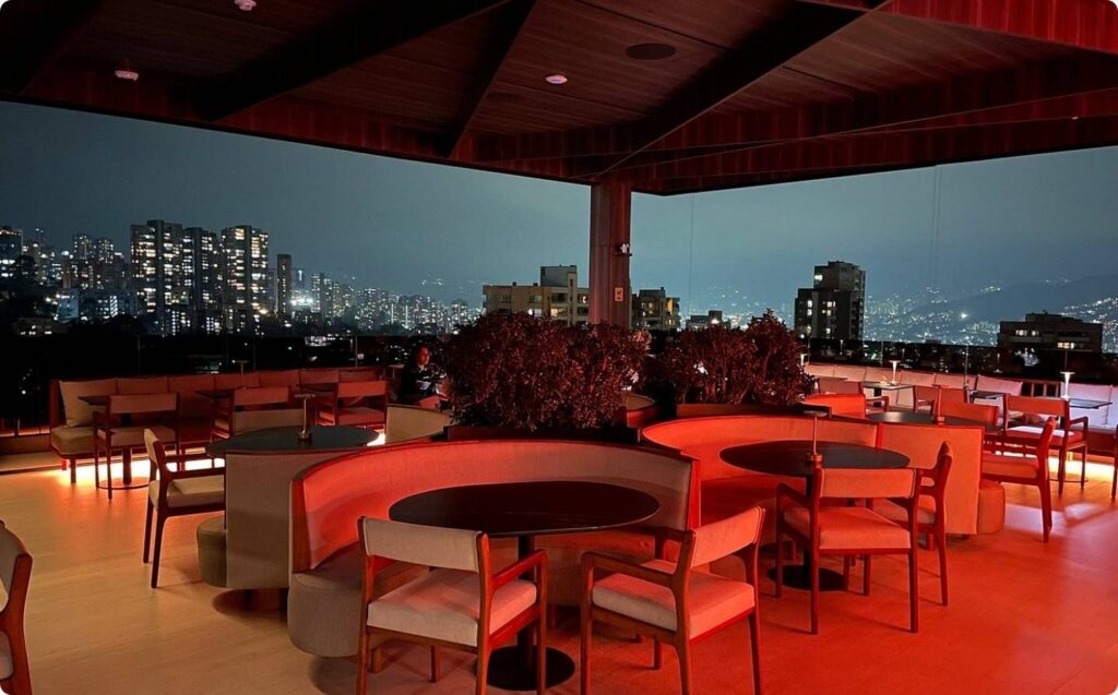 Bar Etro Rooftop con mesas y sillas. ubicado en Medellín.