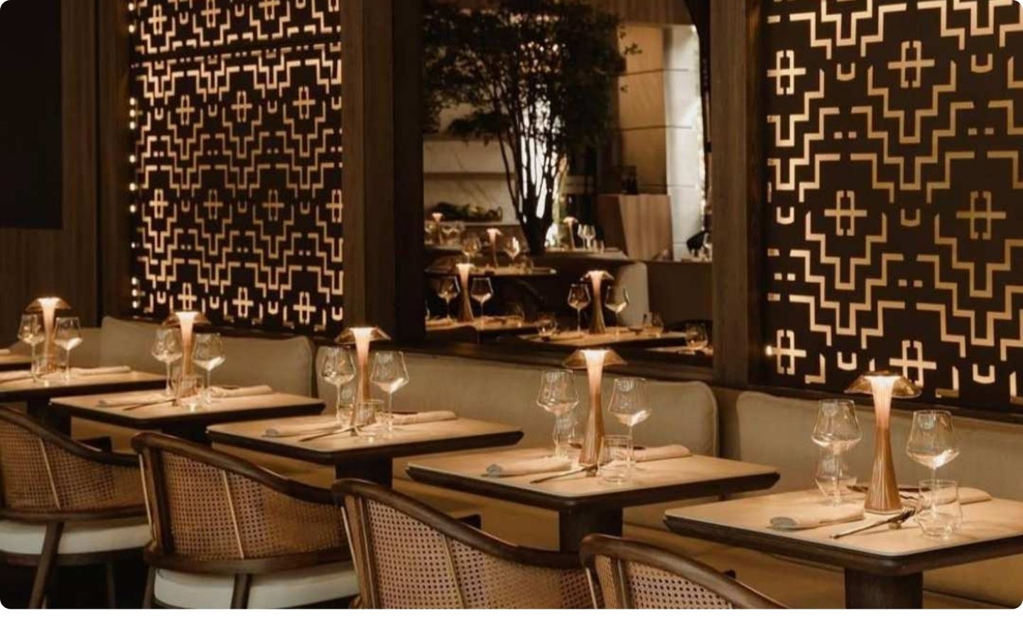 Restaurante La Makha con mesas y sillas frente a una gran ventana.