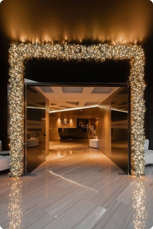 Gran entrada decorada con un árbol de Navidad iluminado, celebrando la Navidad en Medellín.