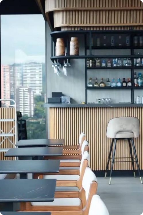 Bar Etro con mesas y sillas de madera