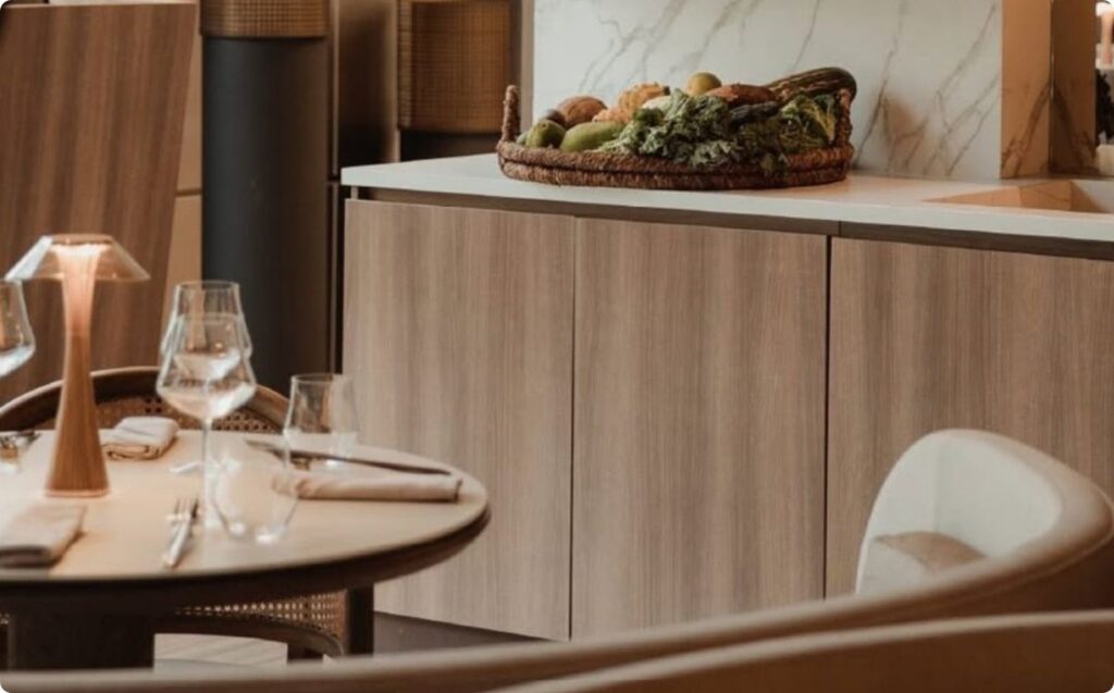 Restaurante de lujo con una mesa y sillas elegantes.