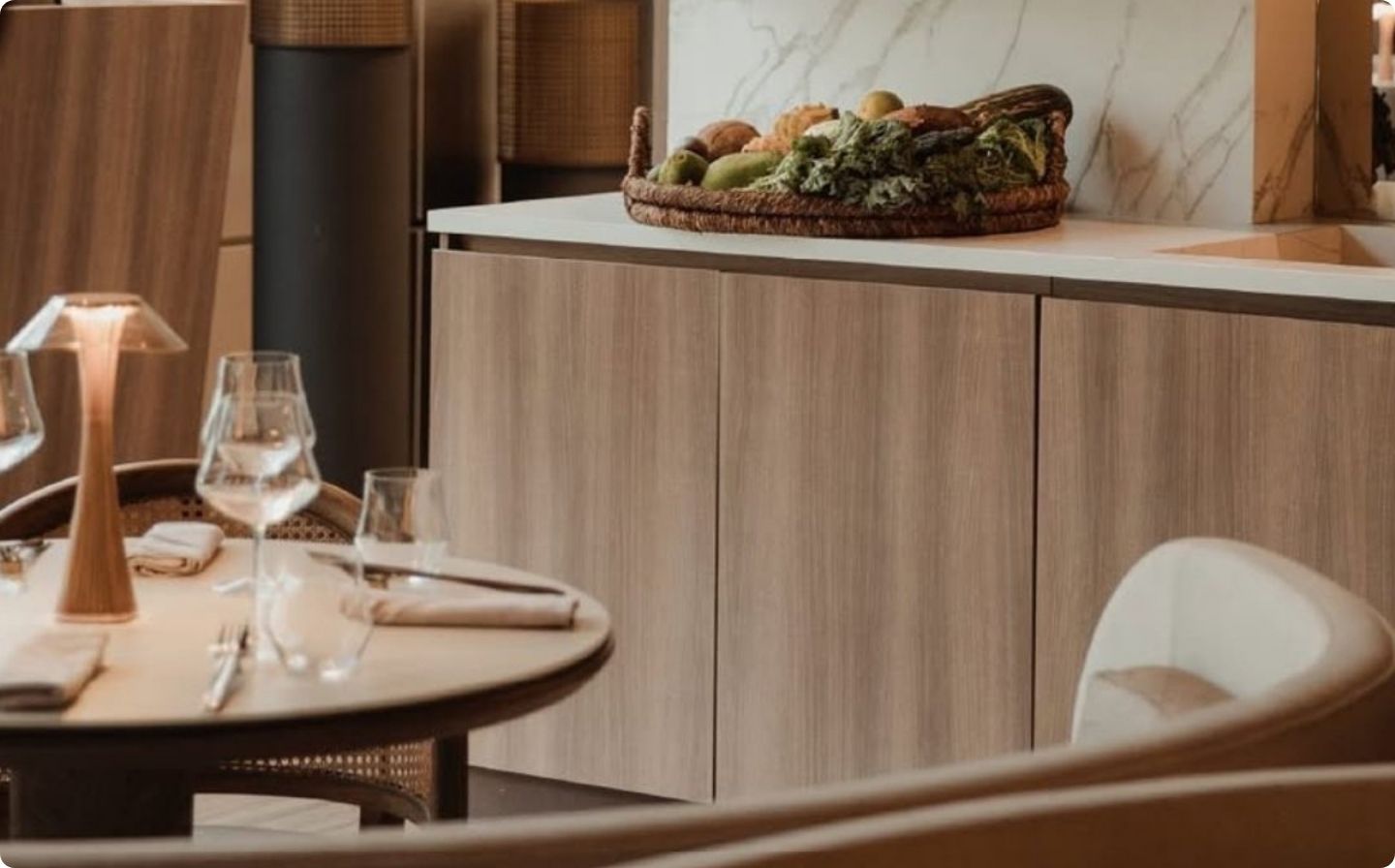 Restaurante de lujo con una mesa y sillas elegantes.