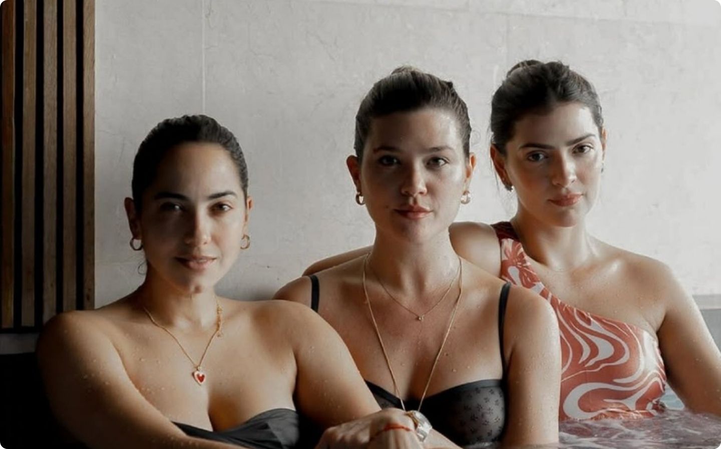 Tres mujeres relajándose y disfrutando juntas en un jacuzzi