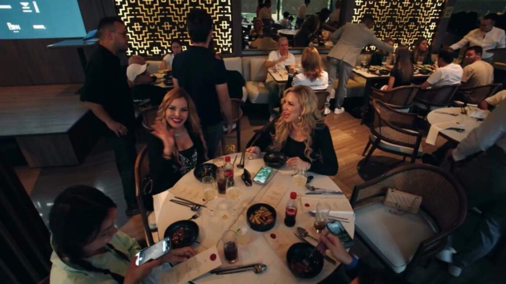 Varias personas en una mesa de restaurante