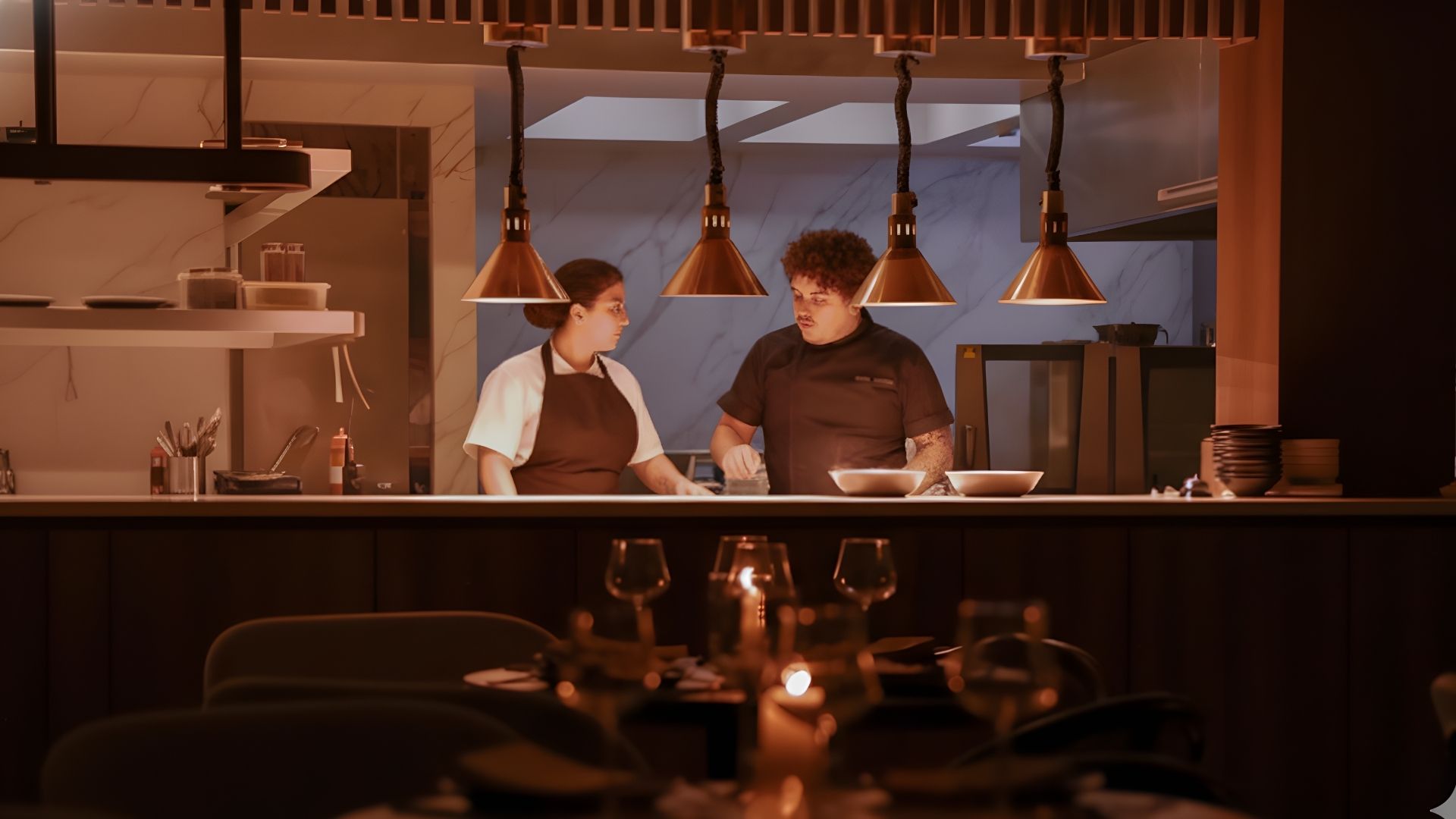 David Suaréz y otro chef cocinando en un restaurante de La Makha