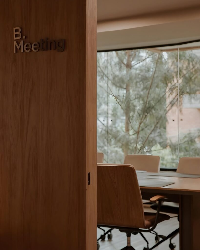 Sala de reuniones moderna en hotel de lujo en Medellín, representando opciones premium y precios del alojamiento ejecutivo