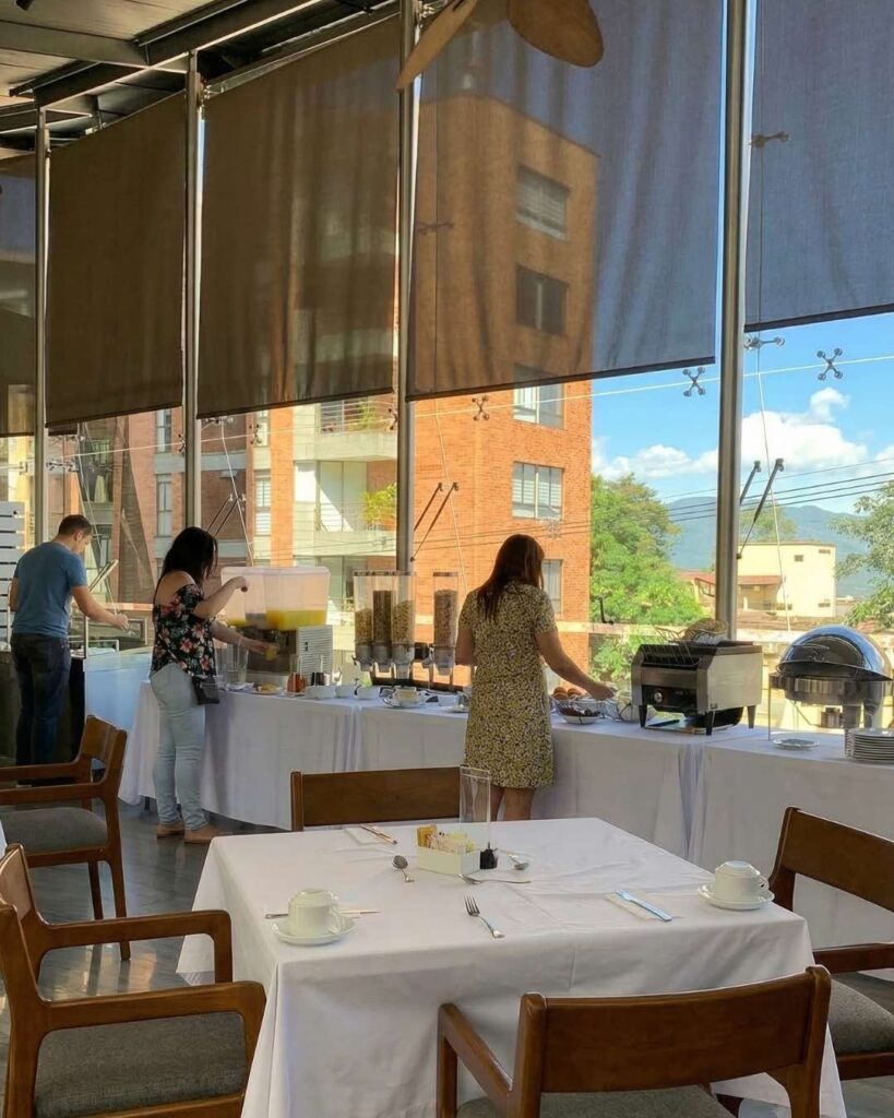 Hotel de lujo en Medellín ideal para familias, con piscina y vista panorámica, ofreciendo confort, seguridad y experiencias para todos.