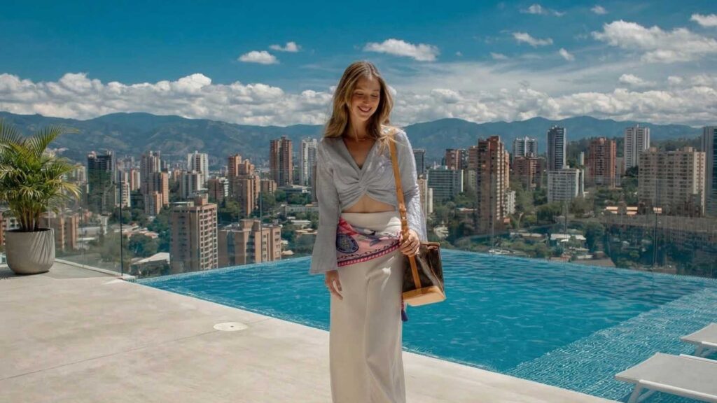 Hotel de lujo en Medellín ideal para familias, con piscina y vista panorámica, ofreciendo confort, seguridad y experiencias para todos.