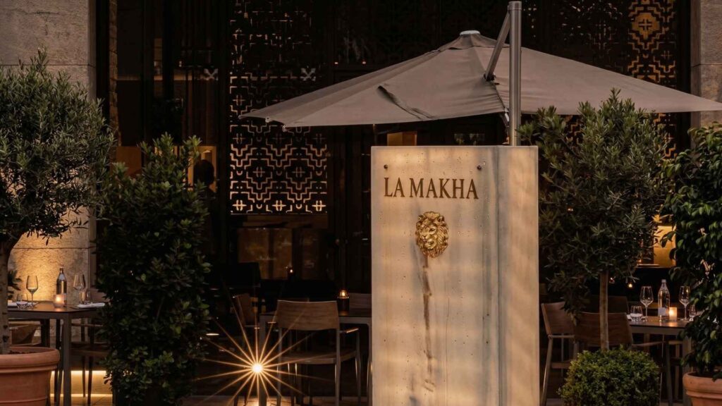 Entrada de restaurante de lujo con spa en Medellín, ambiente elegante con terraza, iluminación cálida y experiencia exclusiva.