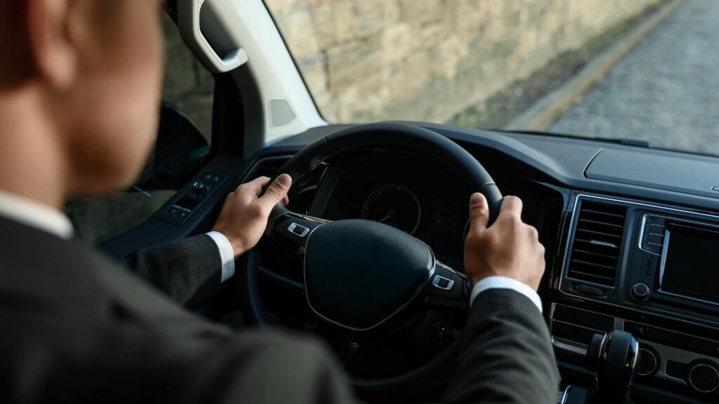 Servicio de transporte desde el aeropuerto en hotel de lujo en Medellín, traslado privado cómodo y experiencia premium para huéspedes.