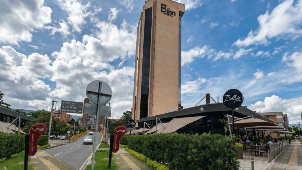 Hotel de lujo en Medellín ubicado cerca de la vida nocturna, con restaurante, terraza y acceso a zonas de entretenimiento y ocio.