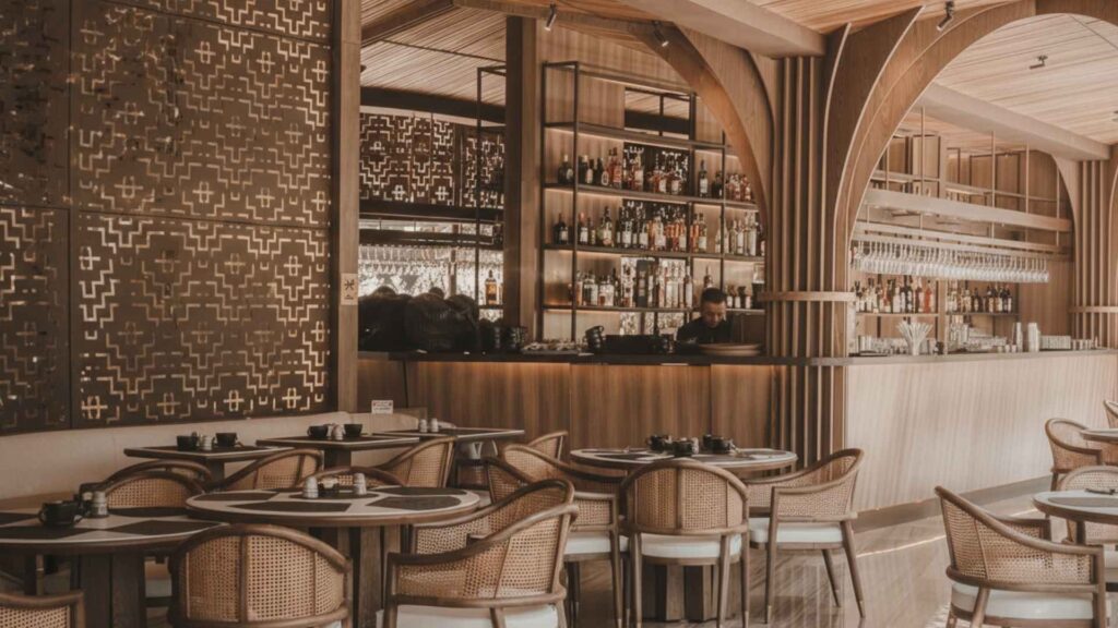 Restaurante con paredes y sillas de madera. creandoun mejor ambiente.