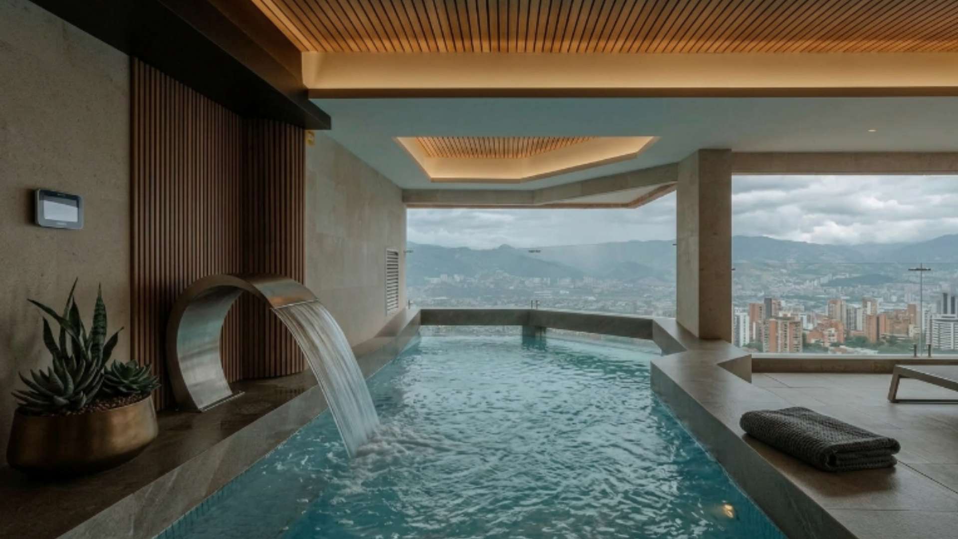 Spa con piscina y vista panorámica en hotel de lujo en Medellín, ubicado en una de las mejores zonas para hospedarse