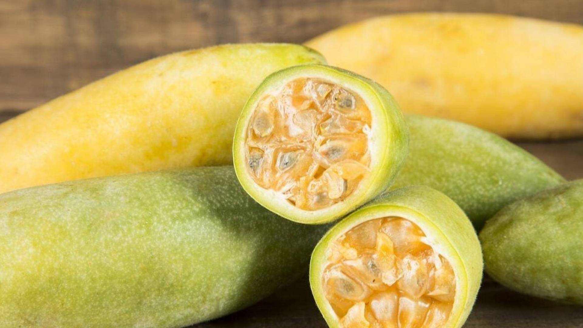 Fruta de la pasión reposando en una mesa de madera